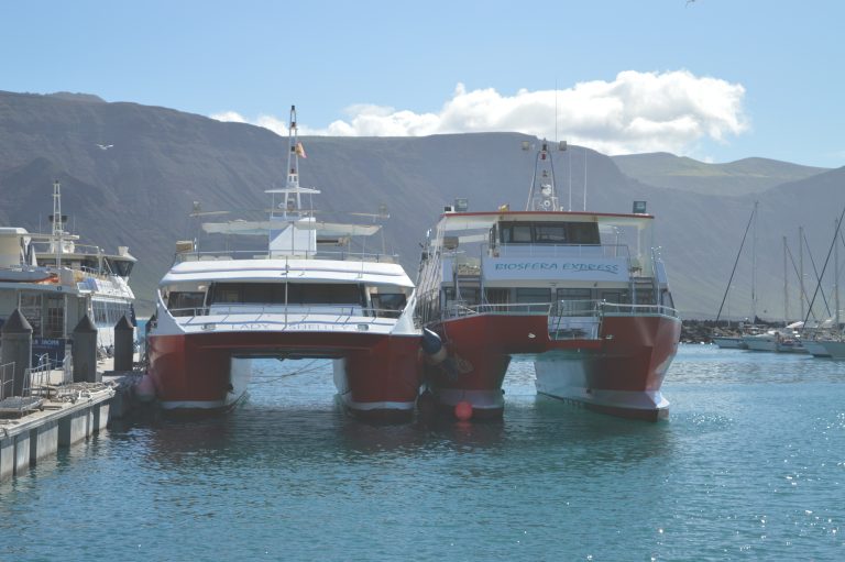 Fähren im Hafen von Caleta del Sebo auf La Graciosa.