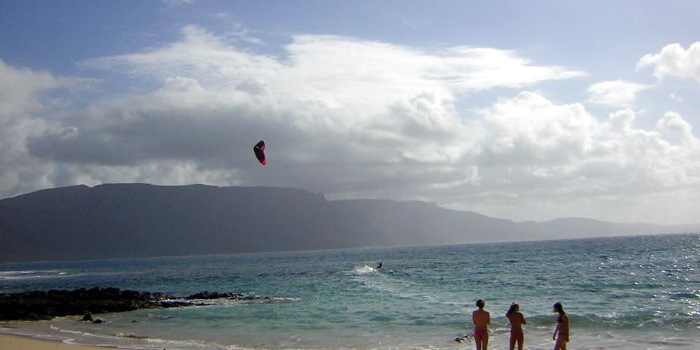 Kitesurfer mit Zuschauerinnen am Playa Francesa