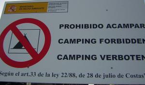 Camping Verbote sind gut sichtbar gekennzeichnet