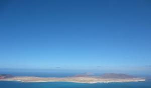 La Graciosa liegt spektakulär vor den Klippen an der Nordspitze von Lanzarote